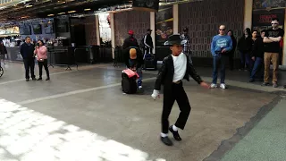 Amazing a little Michael Jackson street performance in Las Vegas