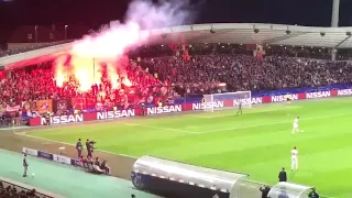 Un supporter du Spartak Moscou tire une fusée sur Deniz Aytekin… l’arbitre de Barça PSG !