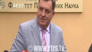 Dodik o stilu oblačenja: Nemam čak ni zelene čarape