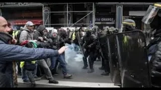 "Желтые жилеты" под "Марсельезу" прорвали кордон парижской полиции