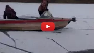 Безумные рыбаки ))) Я в шоке !!! Смотреть всем !!! Лодка на льду 10 см.