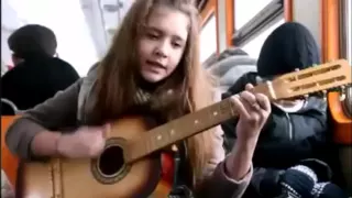 Девушка красиво играет на гитаре и поет песню Je veux  Beautiful girl plays guitar and sings a song