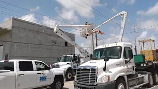 Pike lineman electrocuted . Oakland Park FL. lineman electrocution rescue .