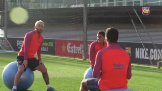 Heads up! Leo Messi and Luis Suárez having fun at training camp