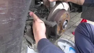 Peugeot 207 - Changing the rear brake discs - Removing the old bits