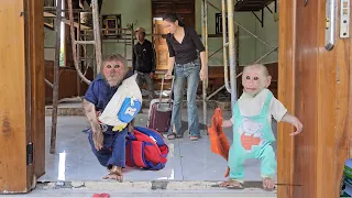 So funny cute! Monkey Su & Kuku pack things out of the house...?