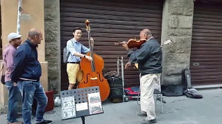 Turista se une a músicos callejeros mira el resultado