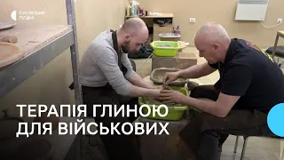 Арттерапія глиною: у селі біля Луцька гончар організовує майстер-класи для військових
