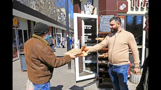 Полка добра: армянин в Одессе во время пандемии бесплатно раздает хлеб пенсионерам