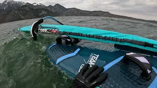 Windsurfen Kochelsee mit zu kurzen Trapeztampen bei launigem Föhnwind 03 März 2024