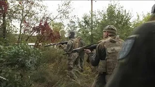 Hátramaradt orosz katonákat keres az ukrán hadsereg a felszabadított keleti területeken