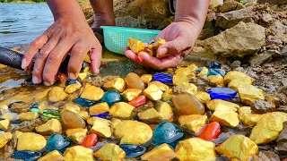 Treasure Hunting! Huge Boulder Reveals *Huge Gold Deposit*! worth million dollar at the River.