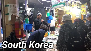 Walking in Korea : a traditional market frequented by the elderly 🇰🇷