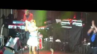 Estelle performing "American Boy" at NYC's Highline Ballroom