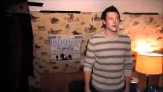 Cory Monteith on the set of Glee finns bedroom