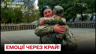 Оце так сюрприз! Звільнений з полону прикордонник несподівано приїхав на військову присягу сина