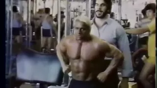Tom Platz at Gold's gym   posing with Lou Ferrigno