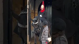 “Get off the Reins” The King's Guard Furiously Yelled at a Tourist