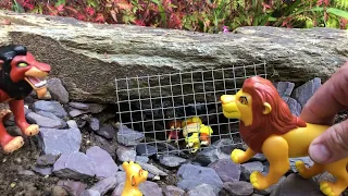 Lion king toys Mufasa saves Simbas friends trapped in a cave by Scar