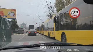 Видео с места: Жуткое смертельное #дтп в Киеве на Борщаговке, конечная трамвая, водитель грузовика М