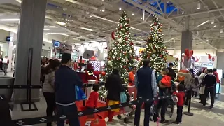 Ночь перед Рождеством в Great Mall близ Сан Хосе, Калифорния