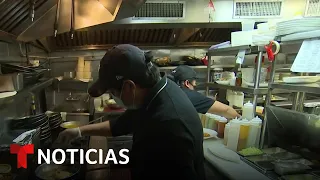 Más trabajadores cobrarán horas extra por regulación. Comerciantes se quejan | Noticias Telemundo