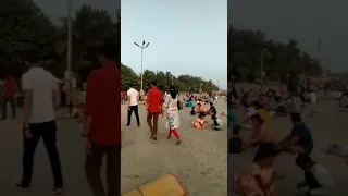 Play with beach toys💛