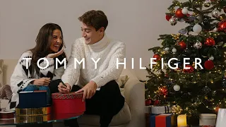 The art of wrapping 🎄🎁 Watch as George Russell and Carmen Montero Mundt spread some festive cheer.