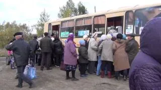 При посадке в автобус бабушка превращается в бульдозер. Лесосибирск бойня за место в автобус.