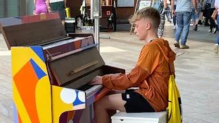 Piano boy plays Ibiza chill out classic - Jubel cover