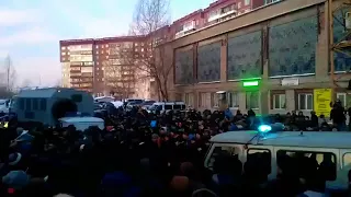 Полиция наводит порядок около миграционного центра в Томске