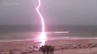 落雷が目の前に落ちた瞬間 【衝撃映像】 落雷が轟音で直撃！