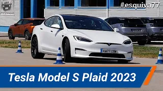 Tesla Model S Plaid 2023 - Maniobra de esquiva (moose test) y eslalon | km77.com