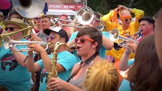 Woodstock-Gesamtspiel: Mädchen dirigiert 10.000 Musiker