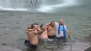 Фанаты "Зенита" напугали подростков купанием в фонтане и фальшивым пением