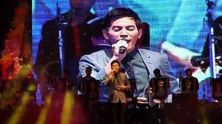 พี่ปอทิดร้องเพลงในงานคอนเสริ์ตในเดือนธันวาคม 2013