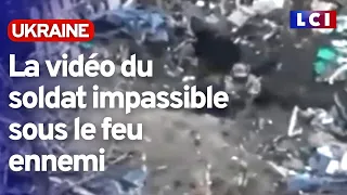 La vidéo du soldat impassible sous le feu ennemi