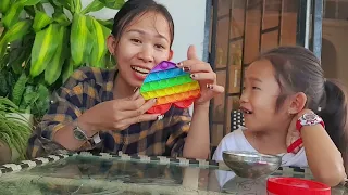 Ruby và Mẹ chơi bộ Pop it và xúc xích siêu vui