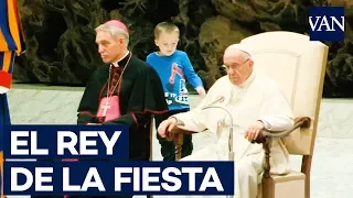 Un niño argentino con autismo juega con el Papa Francisco