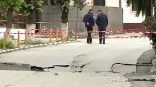 Cratera surge em rua de uma cidade romena