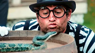 Il essaie d'EMBRASSER un serpent | Jackass Forever | Extrait VF