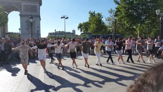 Paris Zafer Takı Önünde Horon