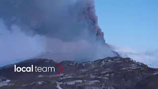 Etna, la colonna eruttiva vista dal drone: nuova caduta di cenere