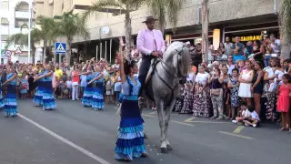 Bailando sevillanas con un caballlo en Fiestas Virgen del Carmen de Almuñécar