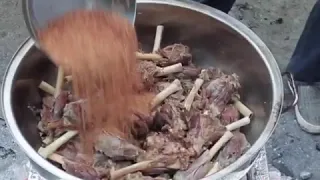 cznburak Czn farkıyla lezzet tepsisi sizlerle🤗😂. Мясо вкусно Бурак Оздемир