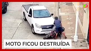 Motorista destrói moto de homem flagrado roubando mulher no Equador