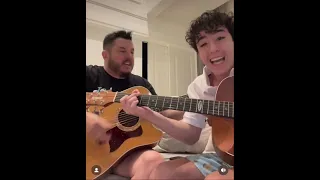 Bruno fazendo segunda voz para seu filho Enzo Rabelo em nova música