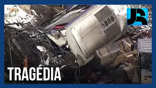 Ônibus de turismo clandestino cai de viaduto, mata 16 pessoas e deixa 27 feridos em Minas Gerais