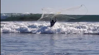 pesca en la orilla del mar con atarraya