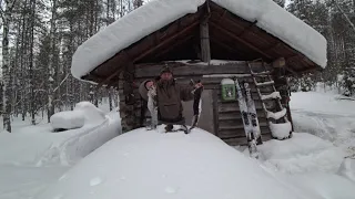 ОХОТА И РЫБАЛКА В ТАЙГЕ / Охота на куницу капканами / Жерлицы на налима и щук / Таежный быт  Часть 2